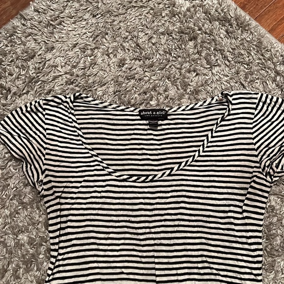 Striped Cropped Tee - Picture 2 of 3